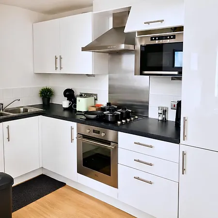 Location 2 Bed Right In Centre - Disabled Access Apartment *