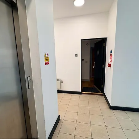 Location 2 Bed Right In Centre - Disabled Access Apartment