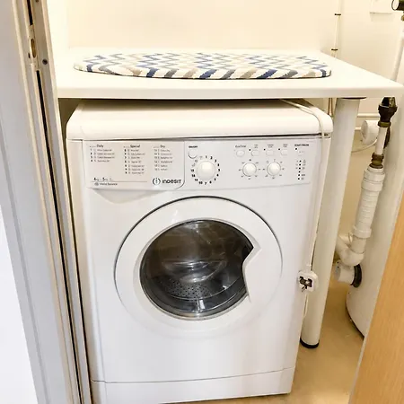 Location 2 Bed Right In Centre - Disabled Access Apartment *